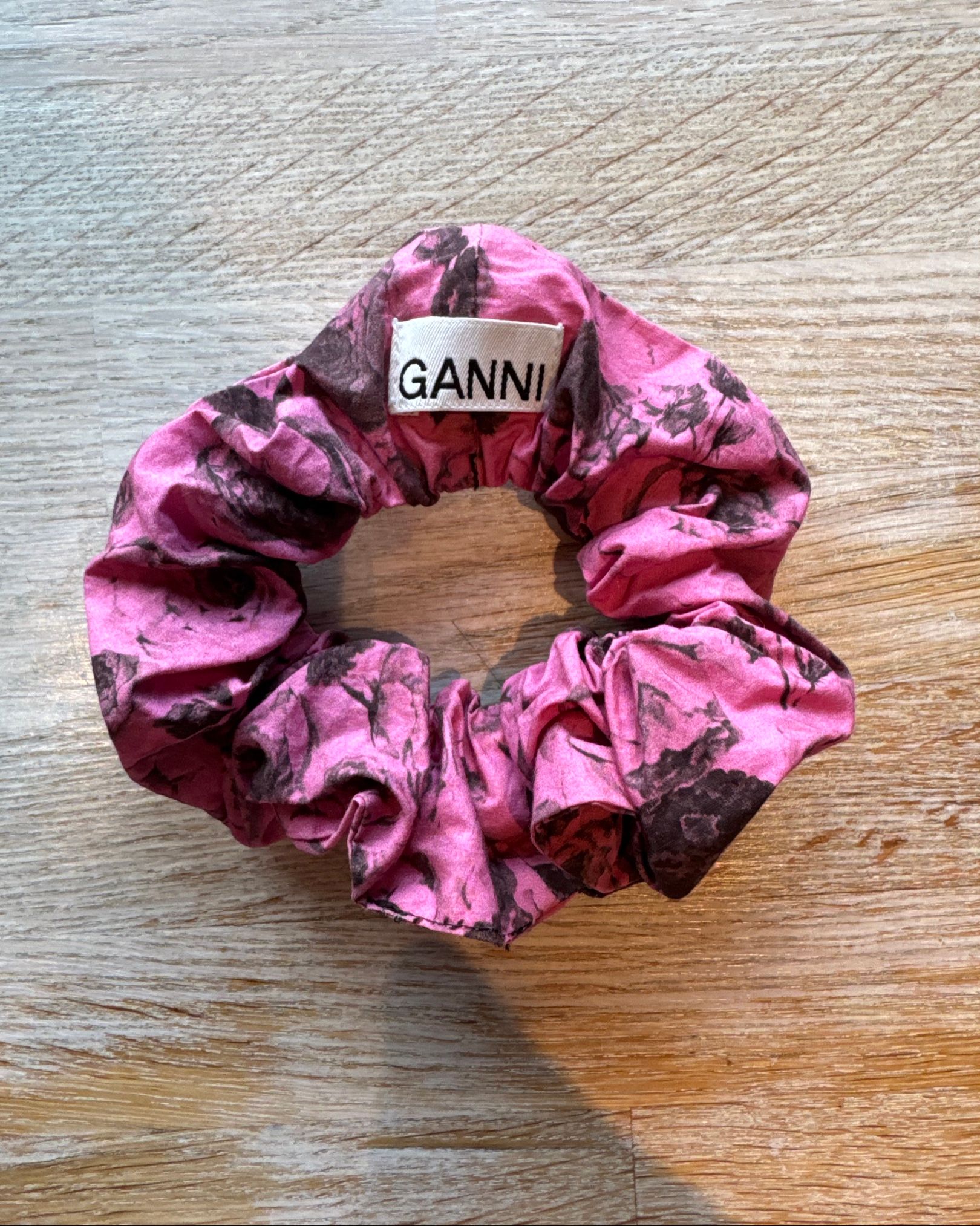 Ganni Pink and Brown Floral Scrunchie Unisex Pink Floral Scrunchie ⌇ ELSE – Else main image 4