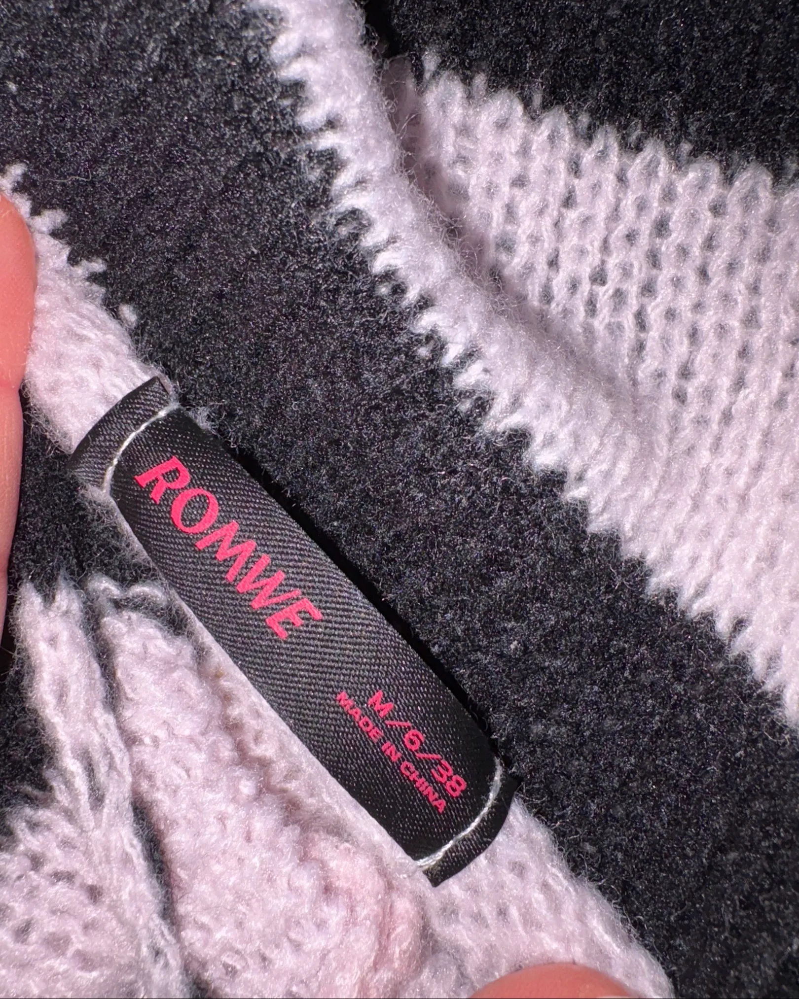 Romwe rosa og svart · Tise